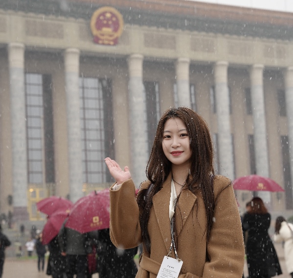 中国记协网刊发光明网记者全国两会采访手记：初次上会 当新手记者遇上AI“搭子”