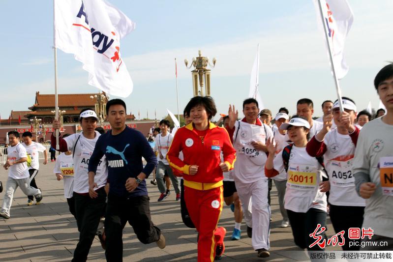 2013北京国际长跑节天安门鸣枪 光明网全程跟踪报道