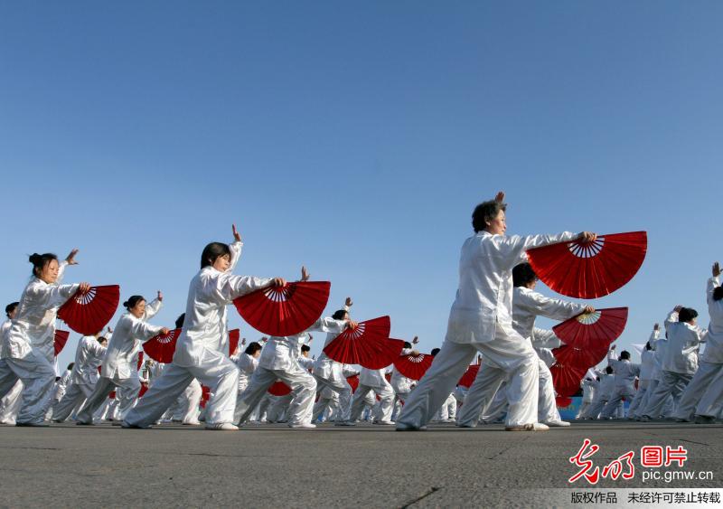 2013北京国际长跑节天安门鸣枪 光明网全程跟踪报道