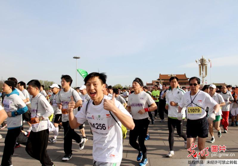 2013北京国际长跑节天安门鸣枪 光明网全程跟踪报道