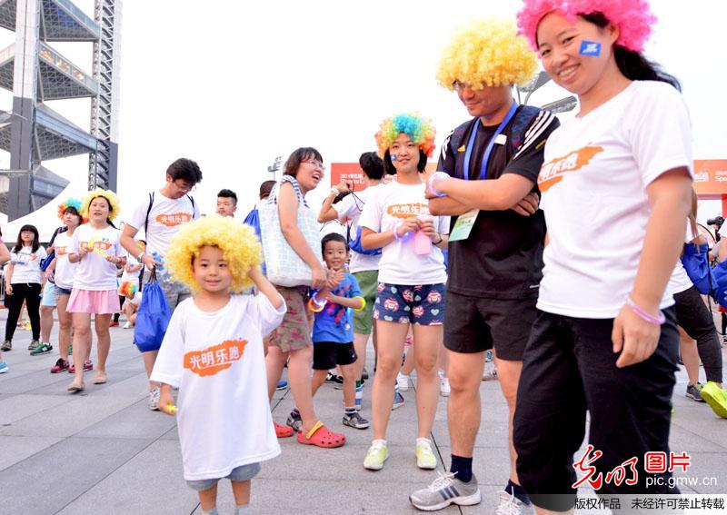 “光明夜跑5km泼水狂欢”活动盛大开幕