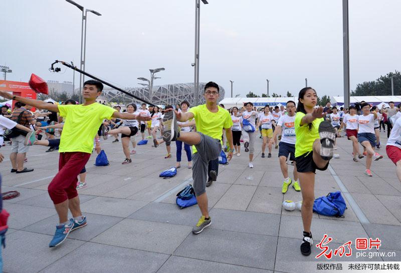 “光明夜跑5km泼水狂欢”活动盛大开幕