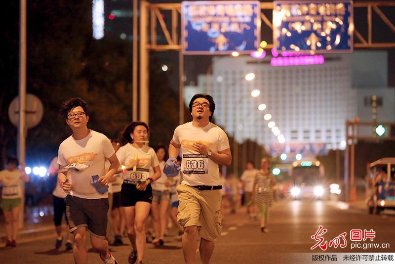 “光明夜跑5km泼水狂欢”活动盛大开幕