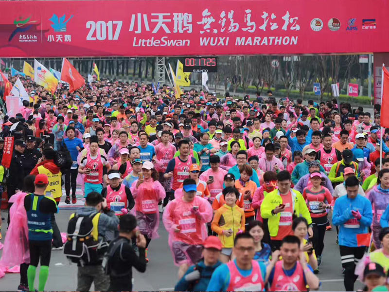 光明乐跑出征无锡马拉松 队员不惧风雨冲PB