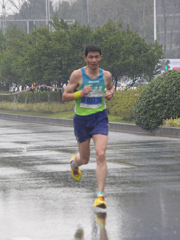 光明乐跑出征无锡马拉松 队员不惧风雨冲PB