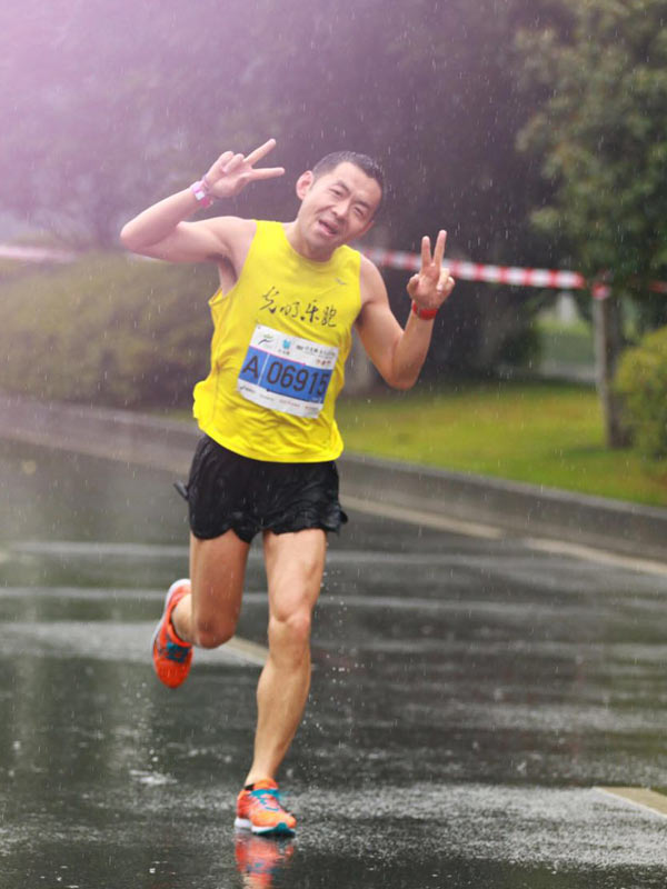 光明乐跑出征无锡马拉松 队员不惧风雨冲PB