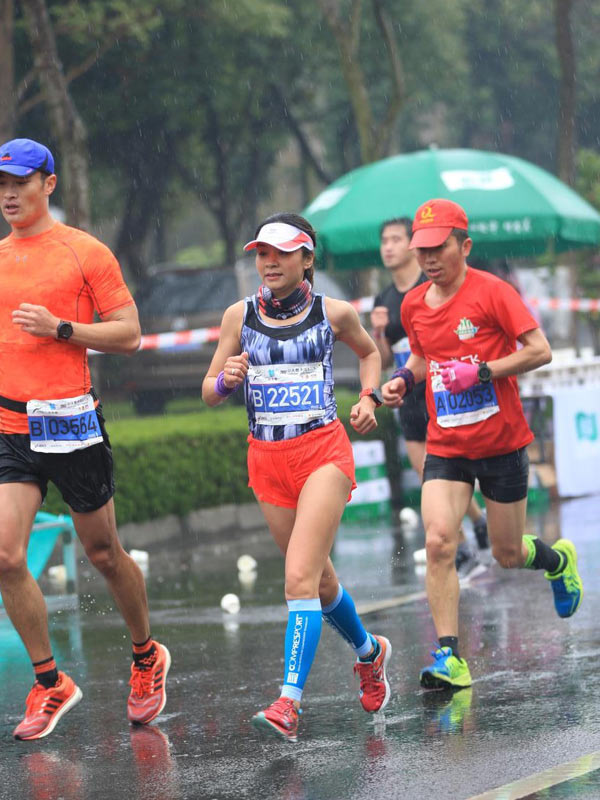 光明乐跑出征无锡马拉松 队员不惧风雨冲PB