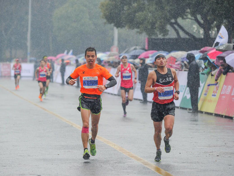 光明乐跑出征无锡马拉松 队员不惧风雨冲PB