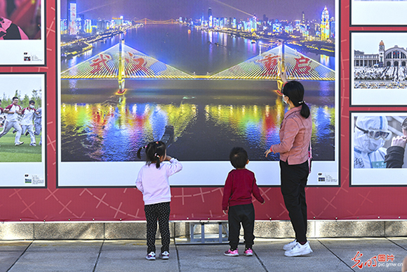 光明网“中国抗疫新闻摄影展”成国庆假日热门打卡点