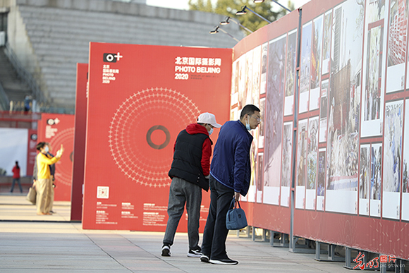 光明网“中国抗疫新闻摄影展”成国庆假日热门打卡点