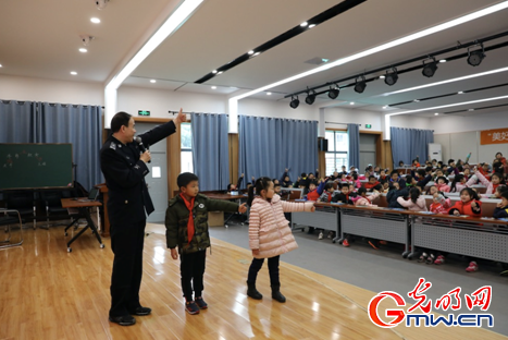 “美好明天 安全起步”儿童安全温暖行活动走进南京